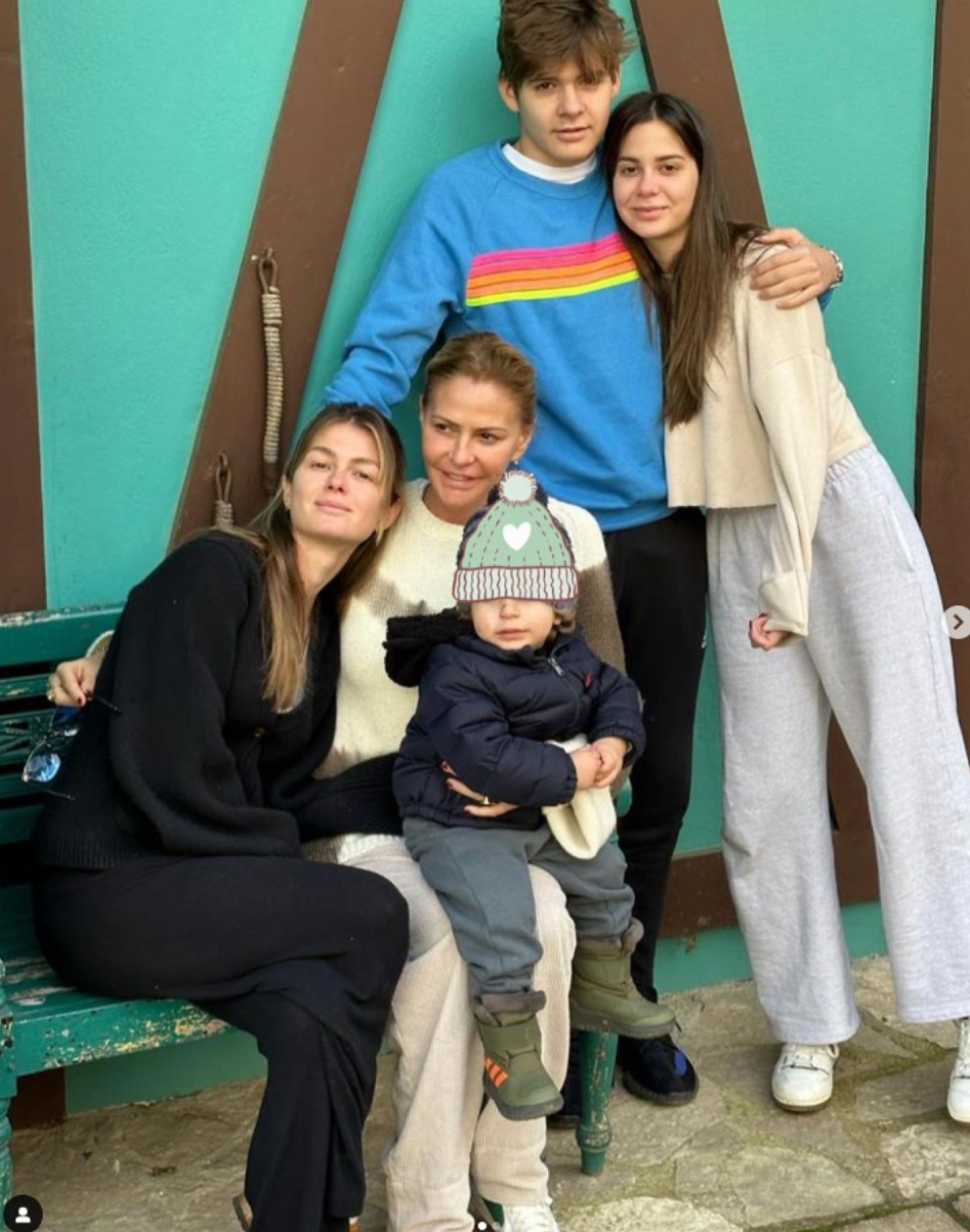 Η Τζένη Μπαλατσινού με τα τέσσερα παιδιά της