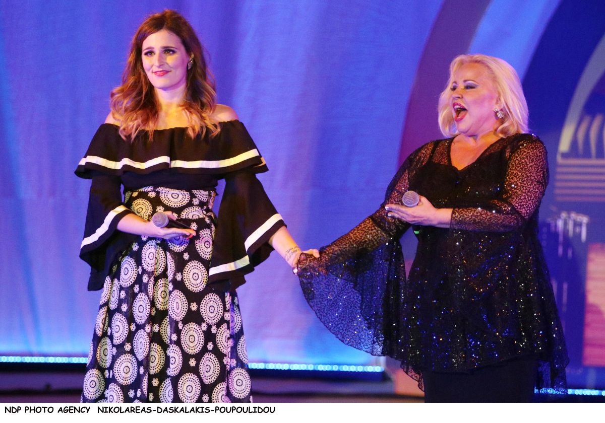 Η Μπέσσυ Αργυράκη και η Εβελίνα Νικόλιζα στην σκηνή του Κηποθέατρο Παπάγου-"Το πρώτο μας πάρτυ"