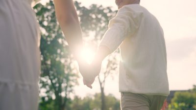 γαμπρός και νύφη με νυφικό στον ήλιο