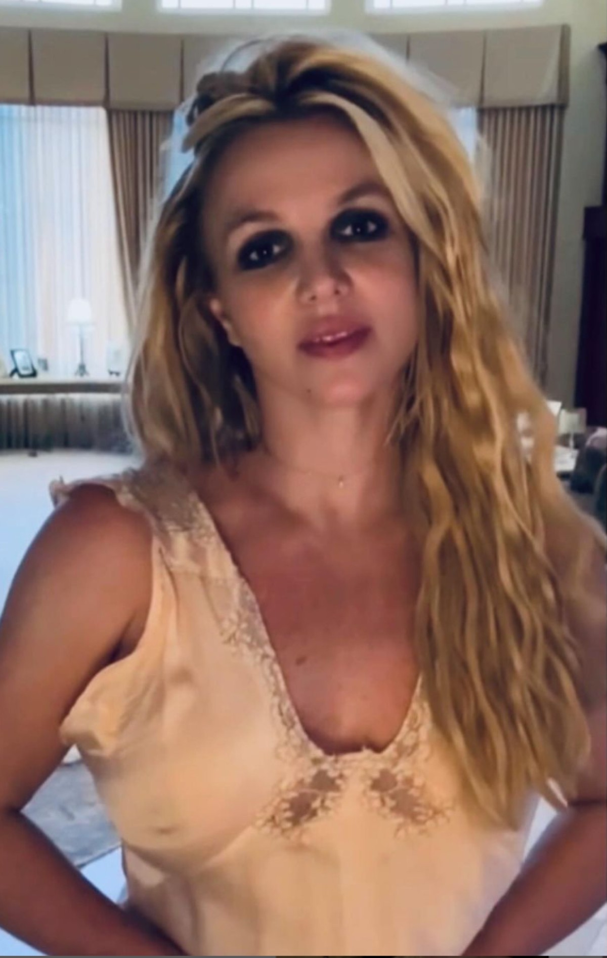 Η Μπρίτνεϊ Σπίαρς φοράει το νυφικό στο οποίο παντρεύτηκε τον εαυτό της