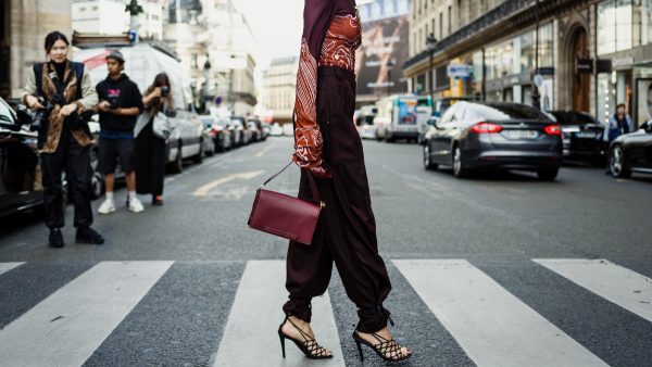 γυναίκα στο street style φοράει ρετρό παπούτσια