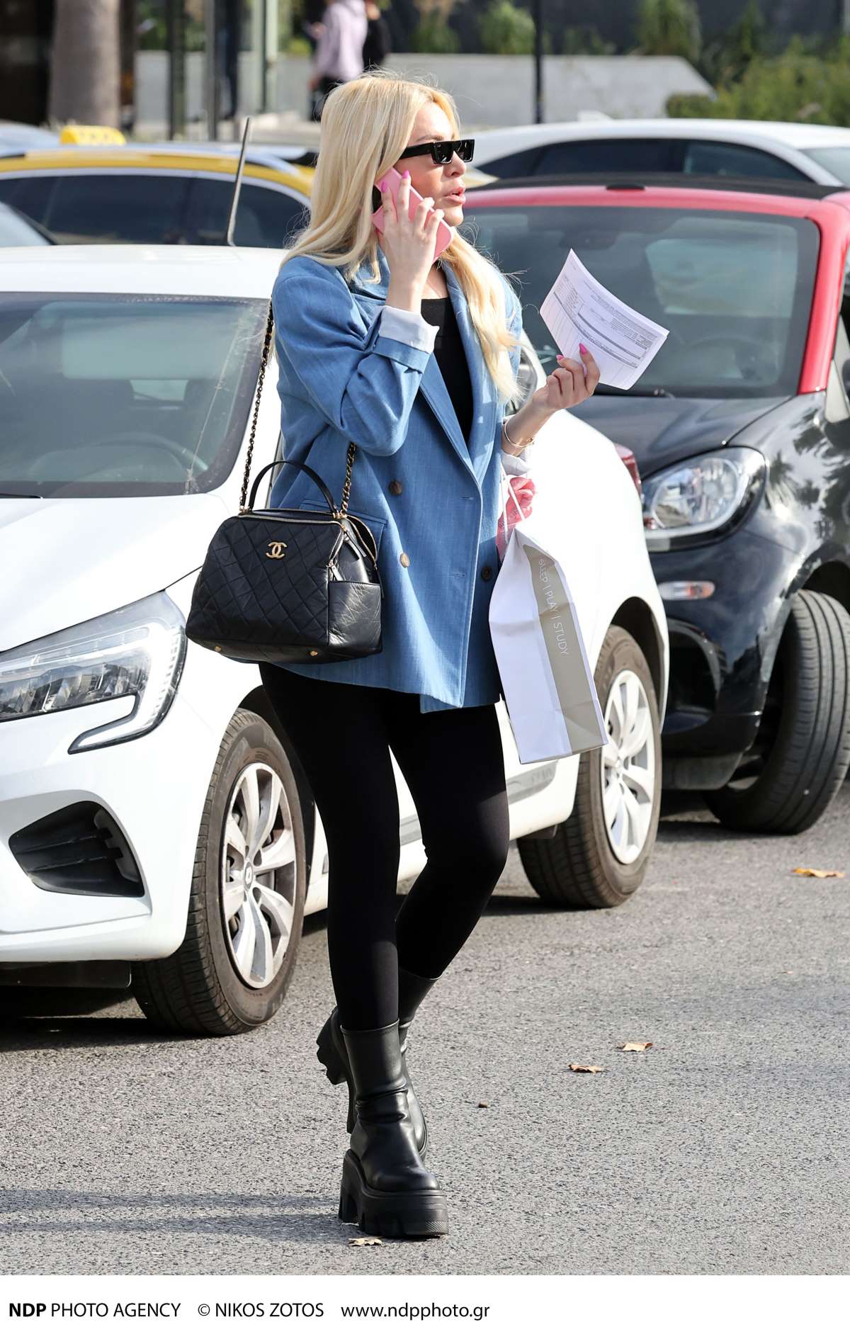 κατερίνα καινούργιου με τζιν πουκάμισο στο κέντρο