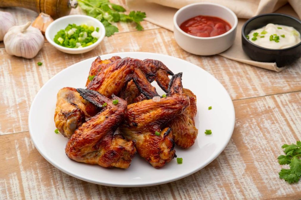 πιάτο με φτερούγες κοτόπουλο ψημένες
