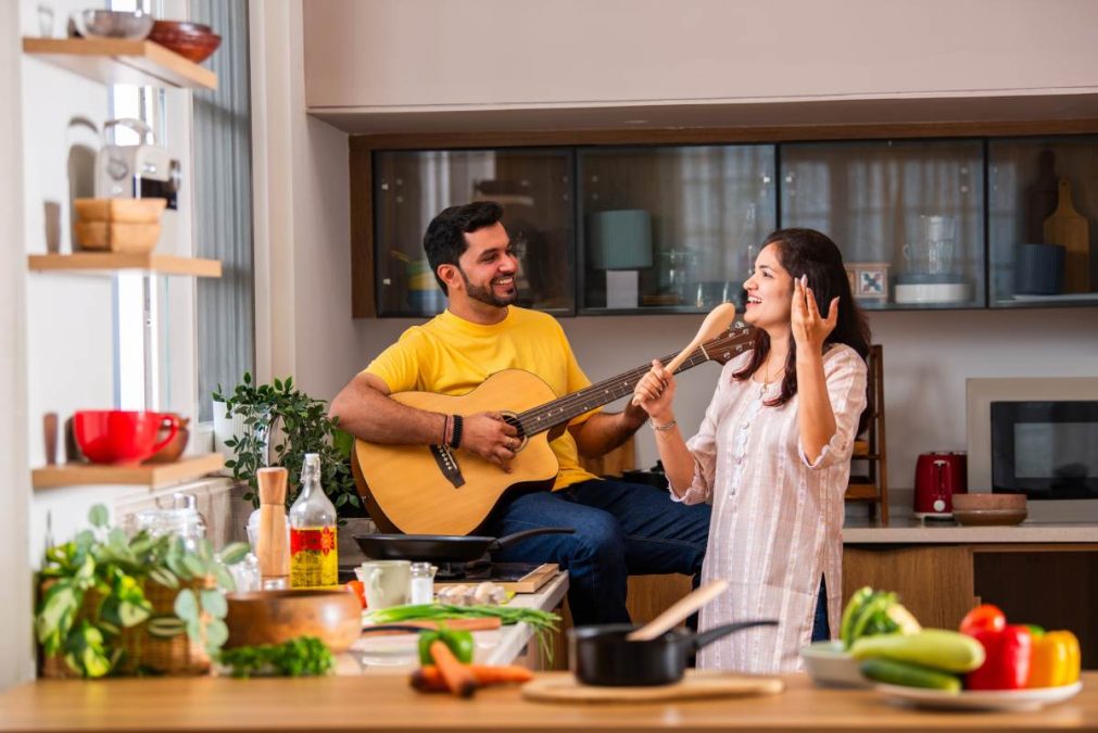 ζευγάρι παίζει μουσική και τραγουδάει