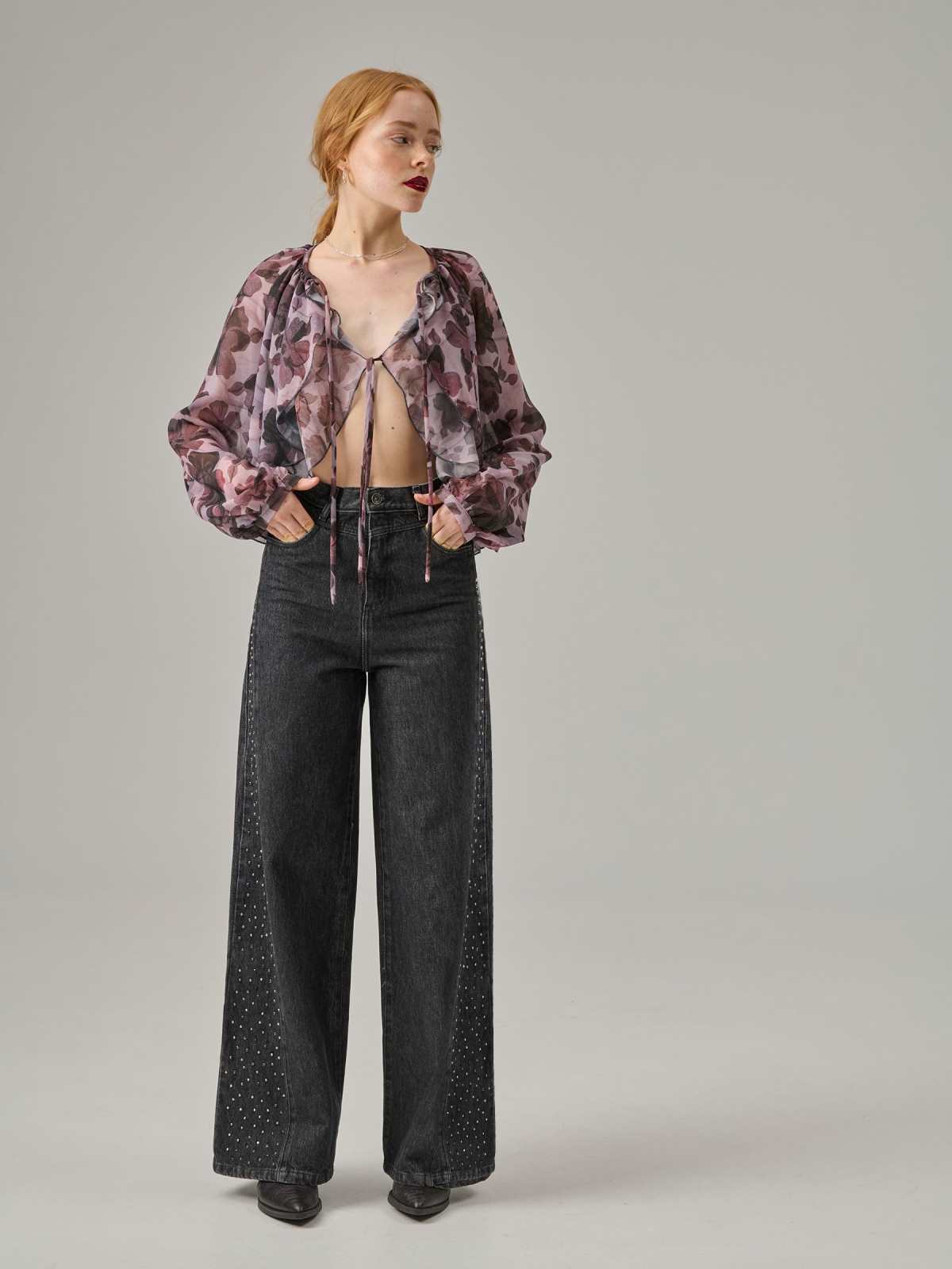 μοντέλο φοράει τζιν παντελόνι με στρας