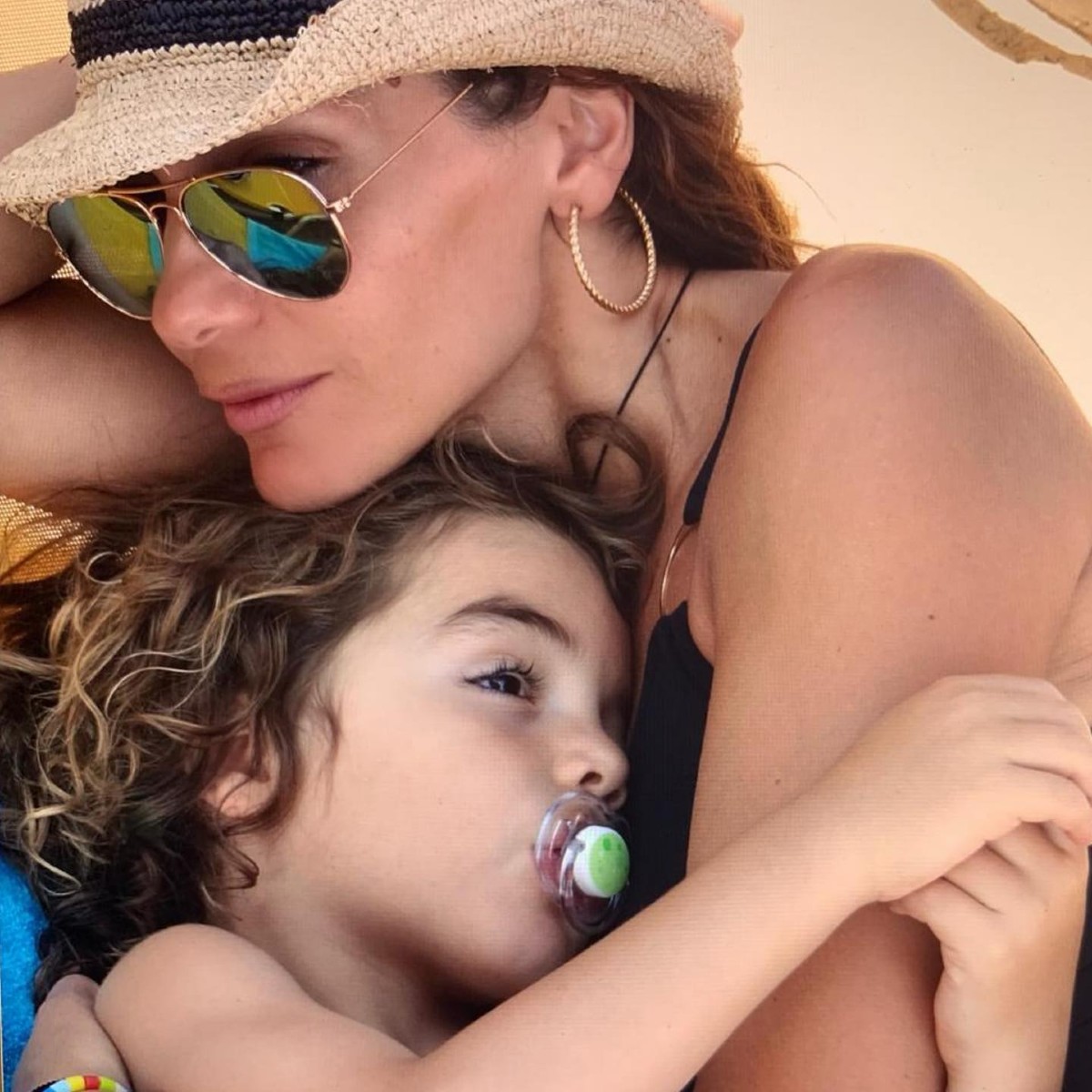 Η Δέσποινα Βανδή με τον Γιώργο σε μικρή ηλικία