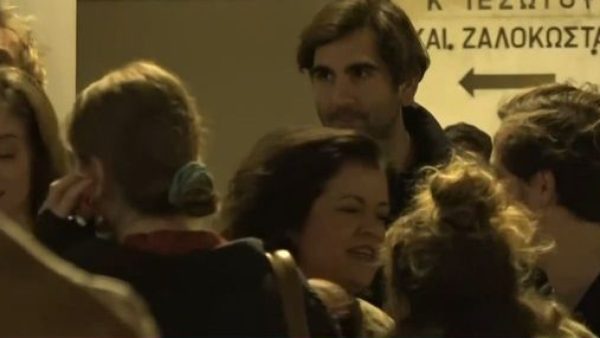 Ο Δημήτρης Φιλιππίδης σε βραδινή του έξοδο στο θέατρο Καρέζη