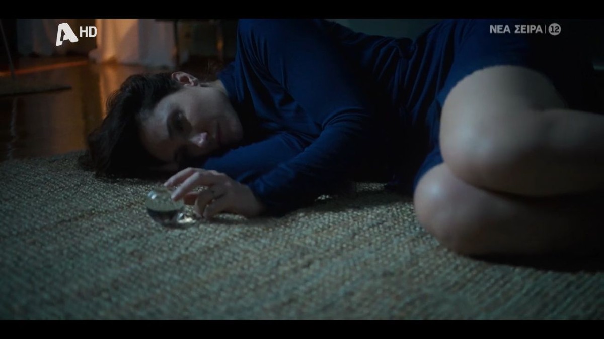 Σκηνή από την σειρά του ALPHA, Διάφανη αγάπη