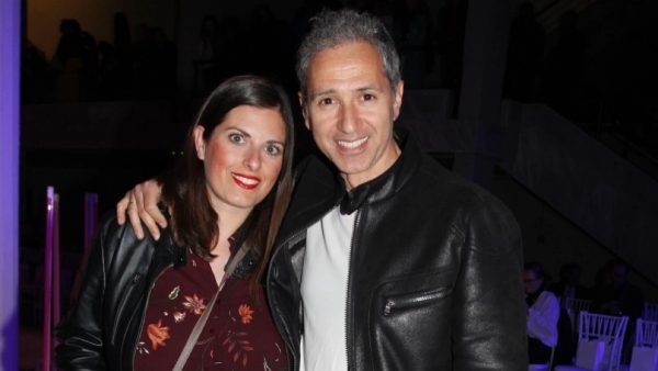 Ο Δημήτρης Κόκοτας αγκαλιά με τη σύζυγό του