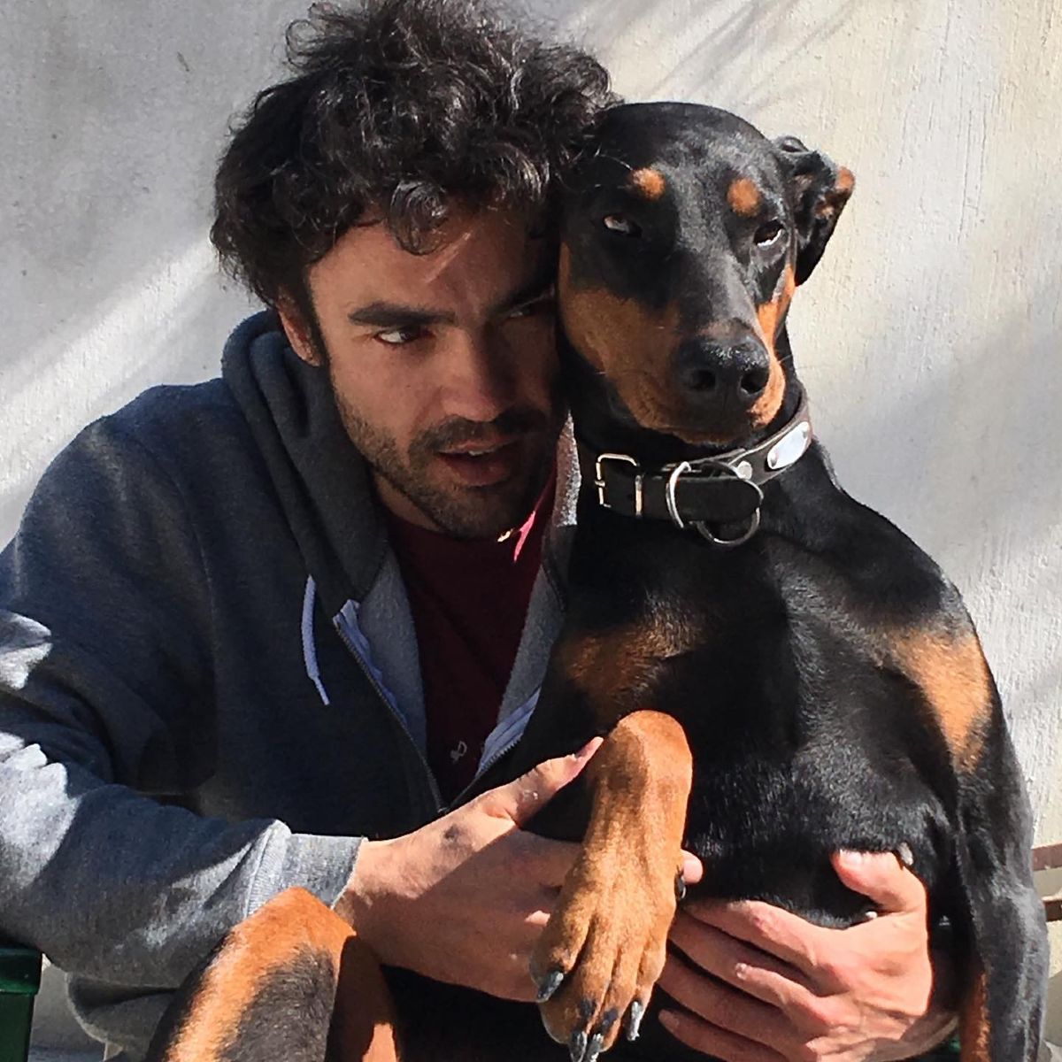 Ο Δημήτρης Κουρούμπαλης με τον σκύλο του