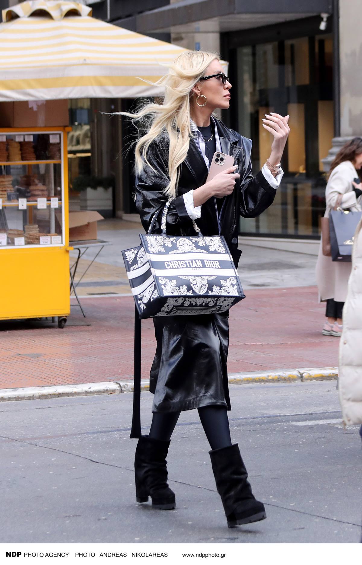 κατερίνα καινούργιου στο κέντρο της αθήνας