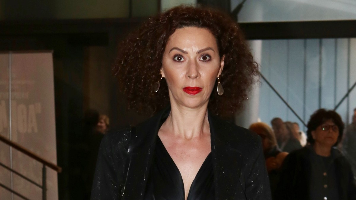 Δώρα Χρυσικού - Φωτογραφία που δείχνει την ηθοποιό να περπατά σε εξωτερικό χώρο