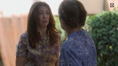 Ηλέκτρα - Φωτογραφία με την Ηλέκτρα να μιλάει στην μητέρα της