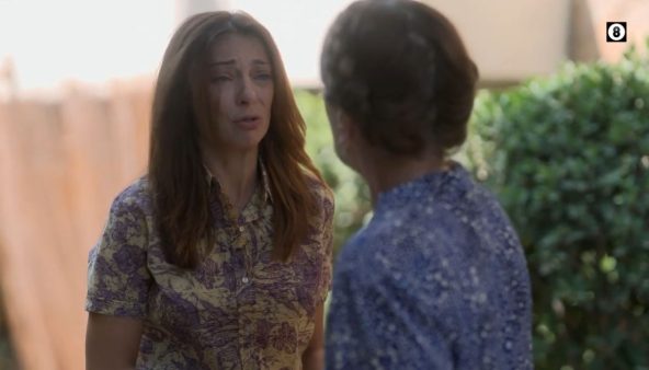 Ηλέκτρα - Φωτογραφία με την Ηλέκτρα να μιλάει στην μητέρα της