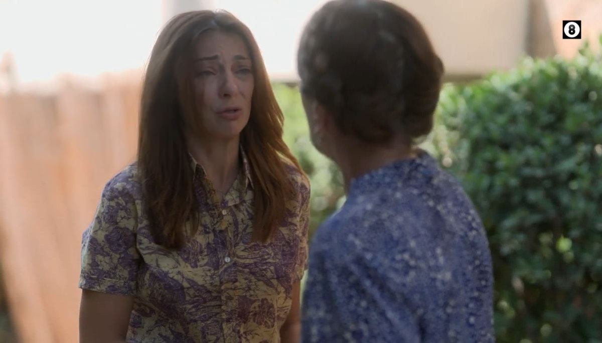 Ηλέκτρα - Φωτογραφία με την Ηλέκτρα να μιλάει στην μητέρα της