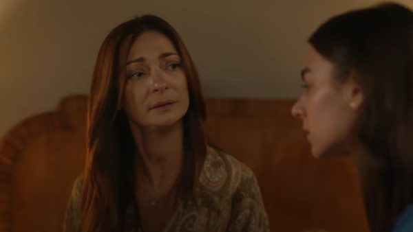 Η Ηλέκτρα μιλάει με την Νεφέλη