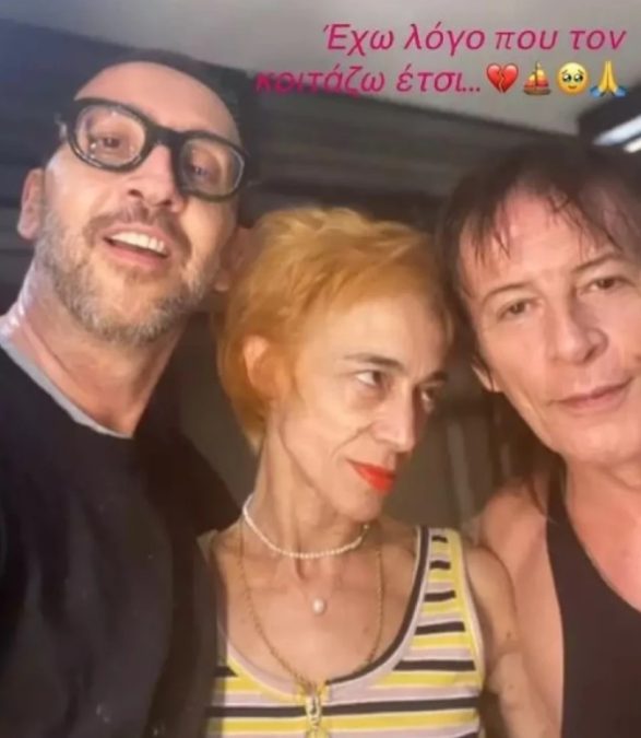 η ελενα τοπαλιδου με κομμενα αγορε μαλλια και βαμμενα σε τζιντζερ αποχρωσης σε story που ανεβασε στο instagram μαζι με 2 φιλους της