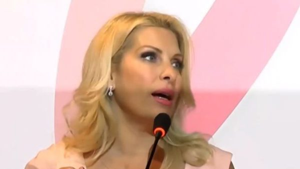Η Ελένη Μενεγάκη σε εκστρατεία κατά του καρκίνου του μαστού