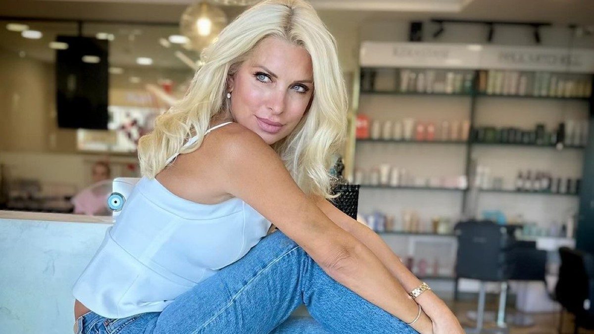 ελένη μενεγάκη με τζιν παντελόνι