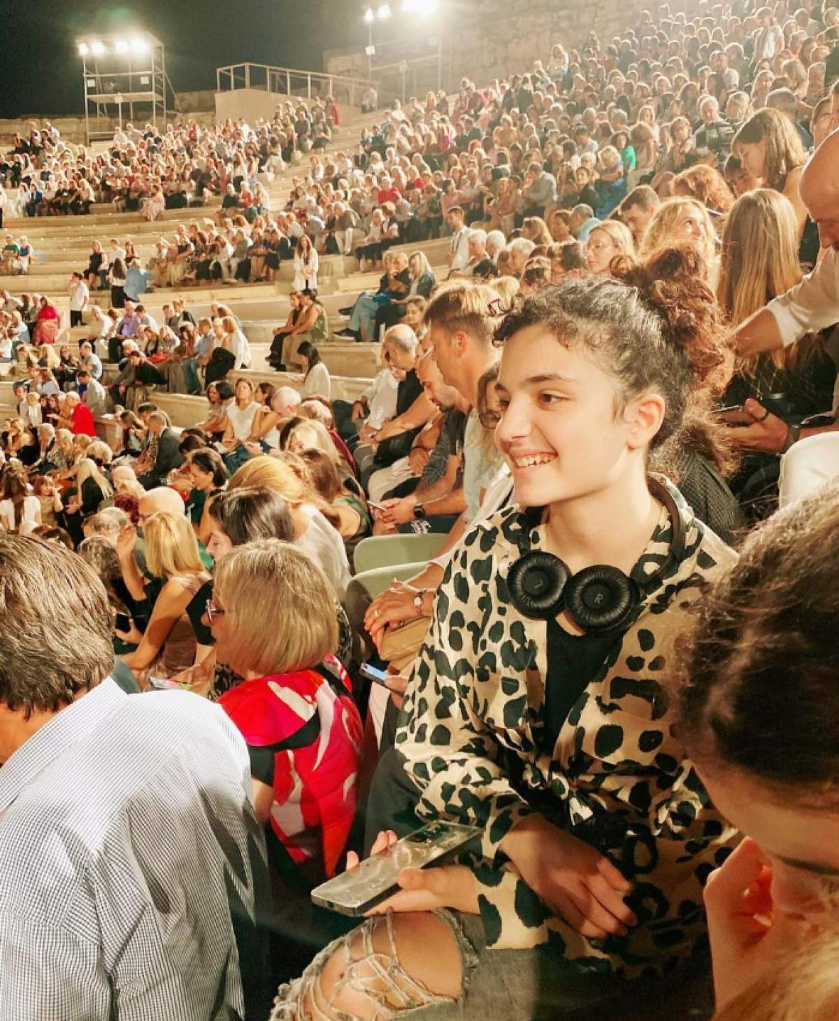 Η κόρη της Μαριλίτας Λαμπροπούλου και του Γιάννη Νταλιάνη στην παράσταση της μητέρας της με τον Δημήτρη Λάλο στο Ηρώδειο