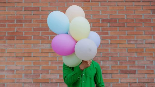 Ένας άνδρας κρατάει μπαλόνια