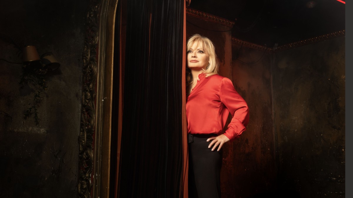 Η Αγγελική Νικολούλη στα γυρίσματα του τρέιλερ της εκπομπής της "Φως στο Τούνελ"