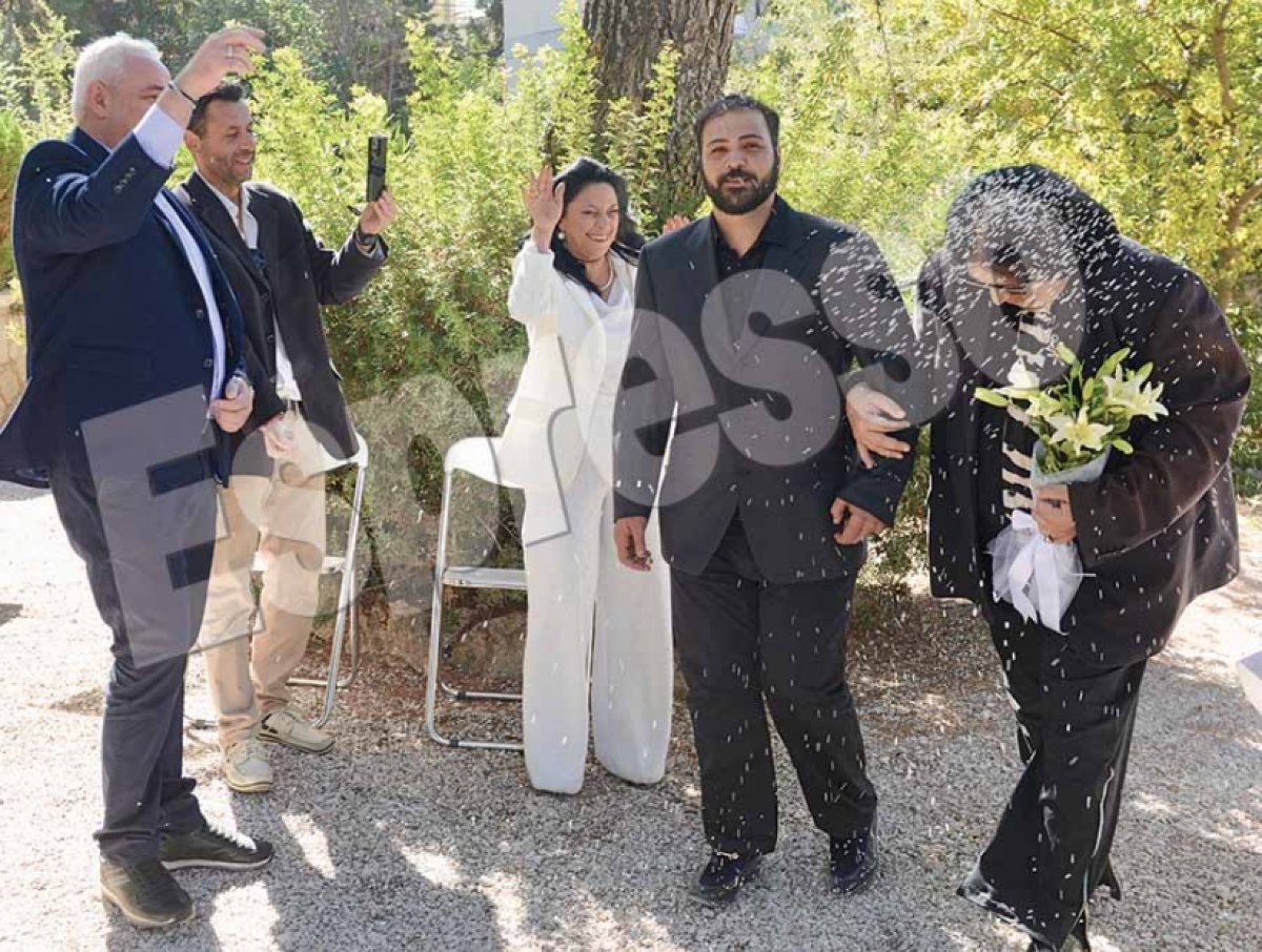 Ο Ανδρέας Ευαγγελόπουλος με τον σύντροφό του Στέφανο να τους ρίχνουν ρύζι στον γάμο τους