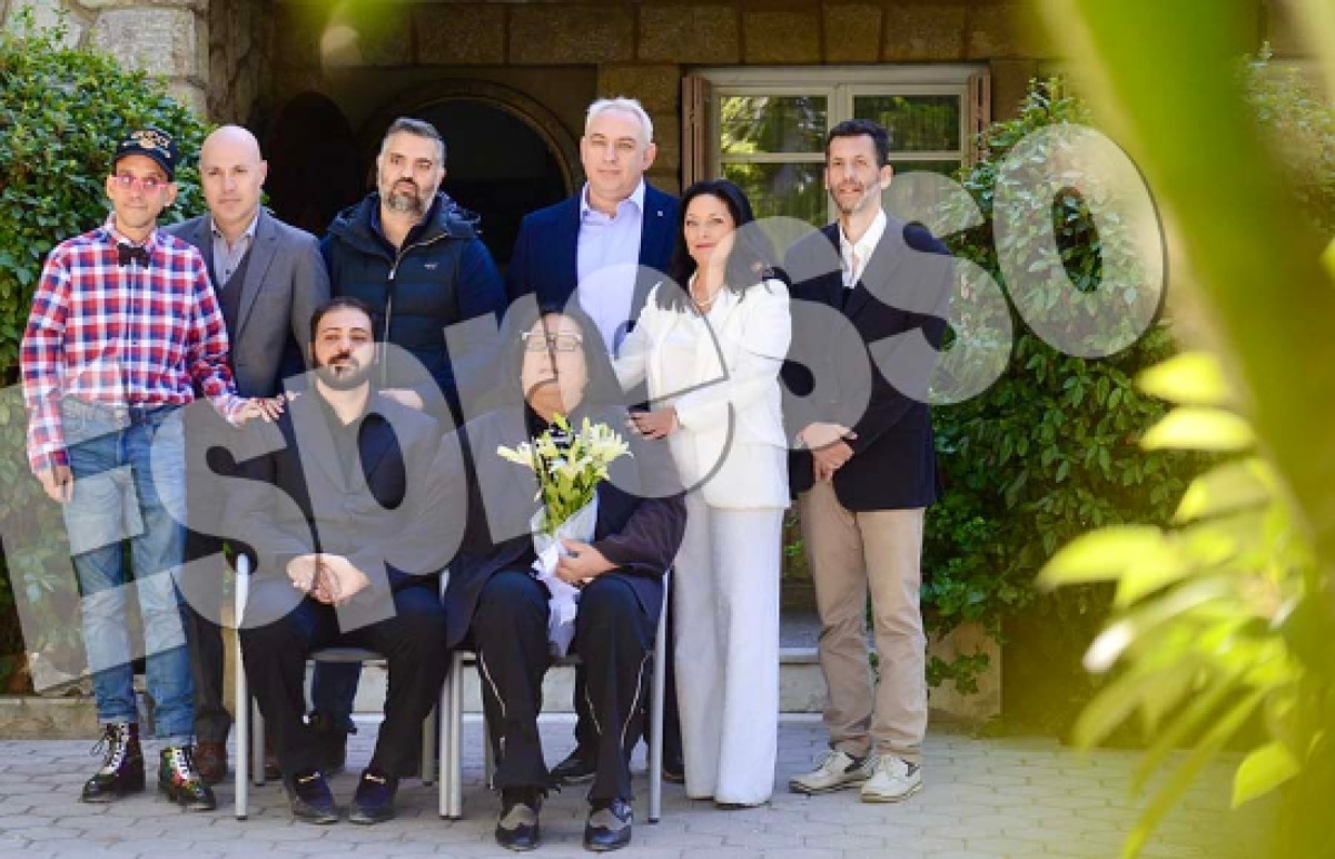 Ο Ανδρέας Ευαγγελόπουλος με τον σύζυγό του και συγγενείς και φίλους στον γάμο του 