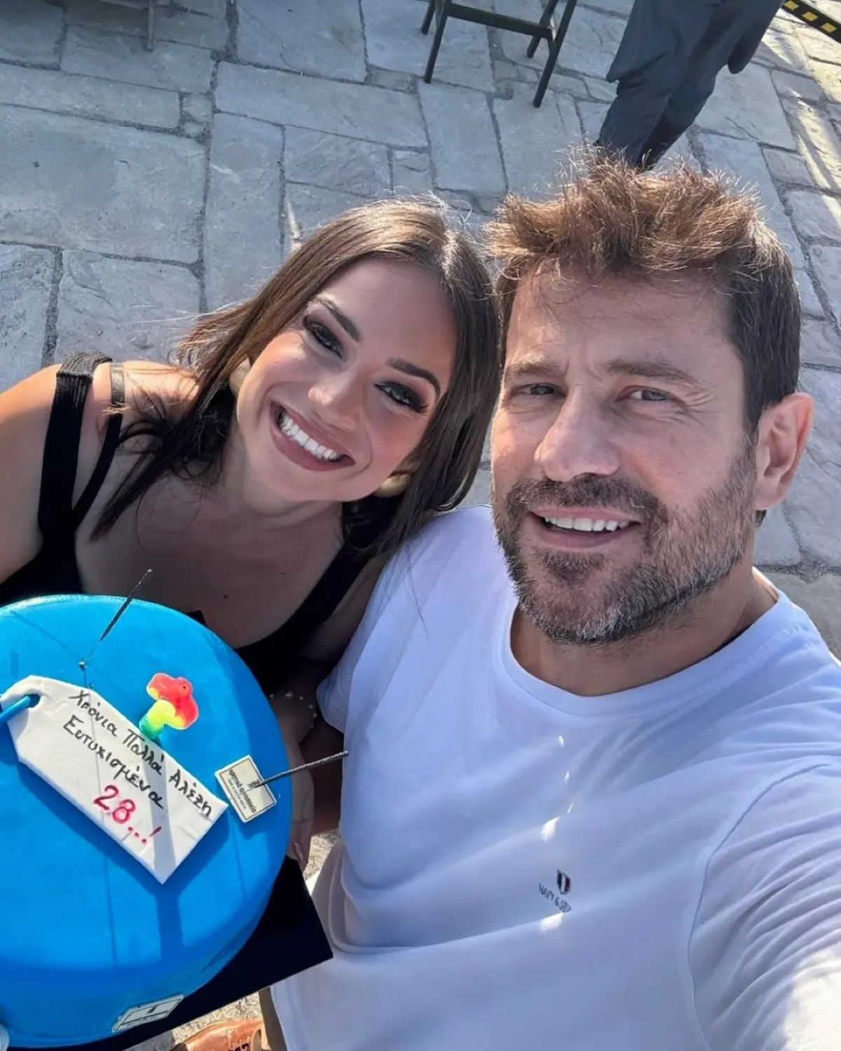 Η ανάρτηση του Αλέξη Γεωργούλη με την Εύα Παπαδάκη - Φωτογραφία όπου κρατούν μια τούρτα