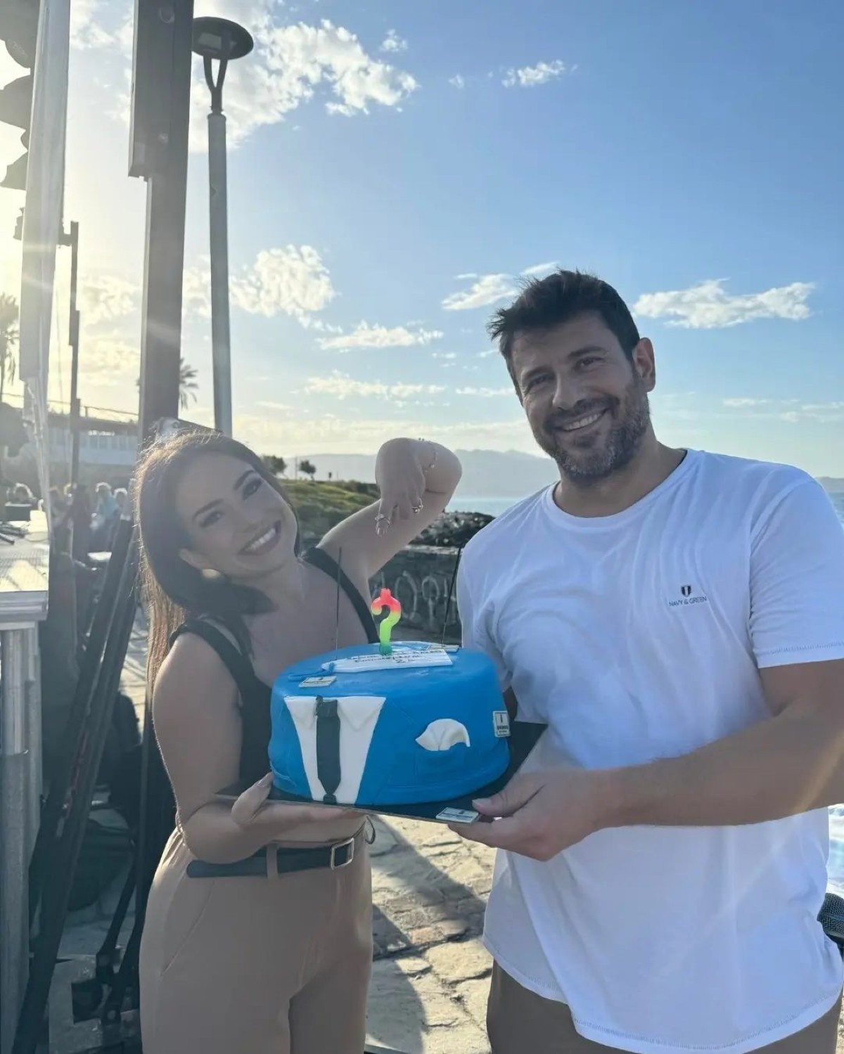 Η ανάρτηση του Αλέξη Γεωργούλη με την Εύα Παπαδάκη - Φωτογραφία όπου κρατούν μια τούρτα