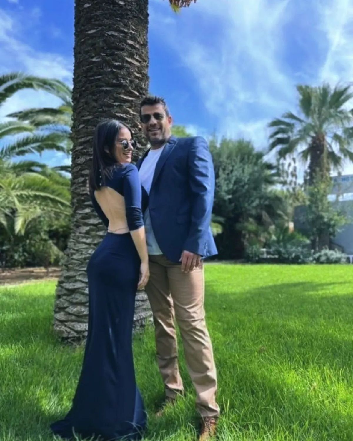 Η ανάρτηση του Αλέξη Γεωργούλη με την Εύα Παπαδάκη - Φωτογραφία σε εξωτερικό χώρο