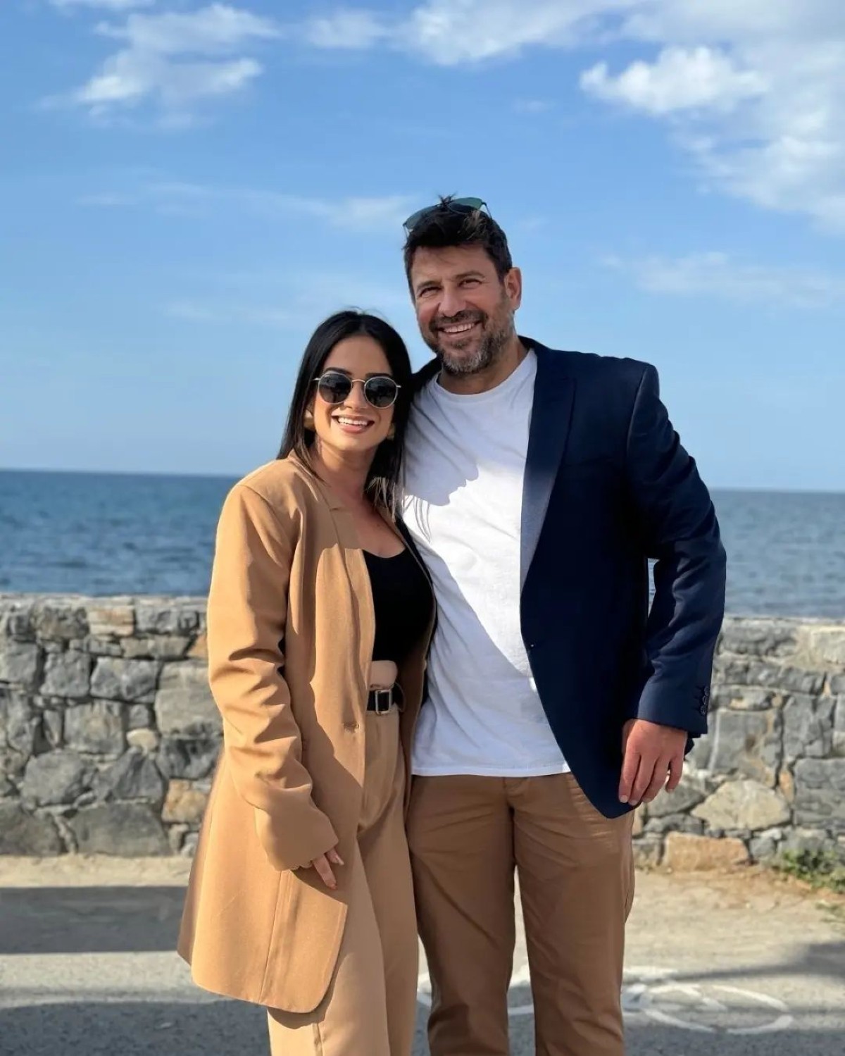 Η ανάρτηση του Αλέξη Γεωργούλη με την Εύα Παπαδάκη - Φωτογραφία σε εξωτερικό χώρο