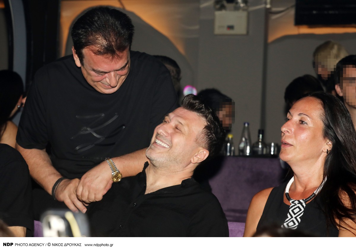 Ο Γιάννης Πλούταρχος με την σύζυγό του στα μπουζούκια