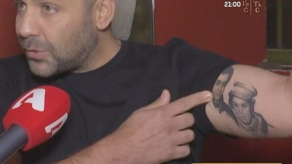 Ο Γιώργος Γιαννιάς δείχνει το τατουάζ που έκανε με τα πρόσωπα των γονιών του