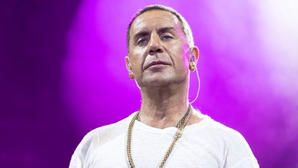 Ο Γιώργος Μαζωνάκης στα μπουζούκια