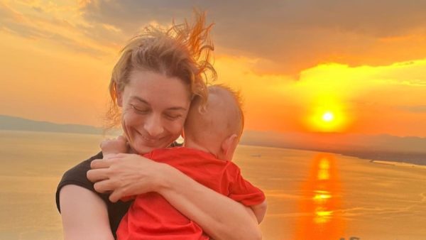 Η Γιούλικα Σκαφιδά αγκαλιά με τον γιο της στο ηλιοβασίλεμα