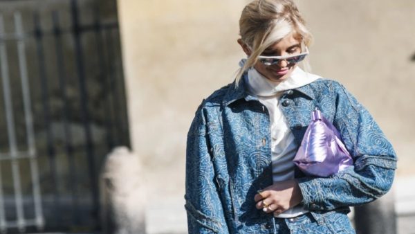 κοπέλα με τζιν μπουφάν