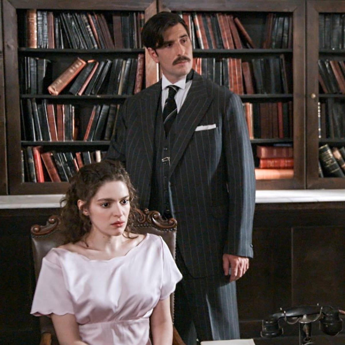 Η Αλίκη και ο Ρήγας σε σκηνή από το grand hotel