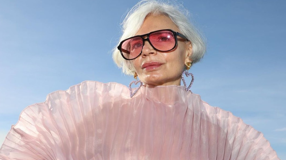 Γυναίκα 50 ετών με τα καλύτερα βραδινά φορέματα