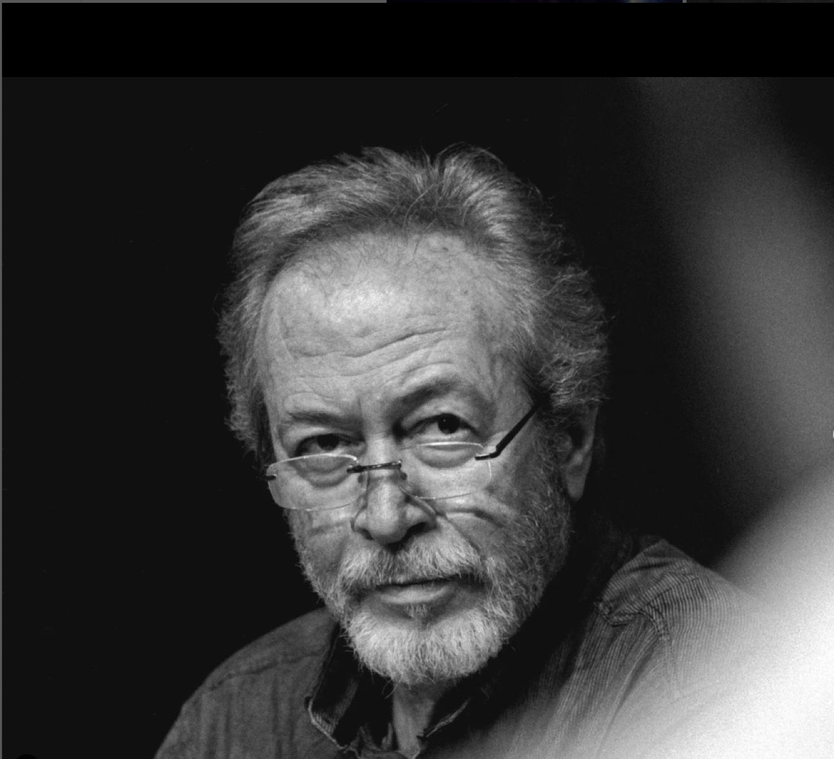 Ο Γρηγόρης Βαλτινός ποζάρει σε ουδέτερο φόντο 