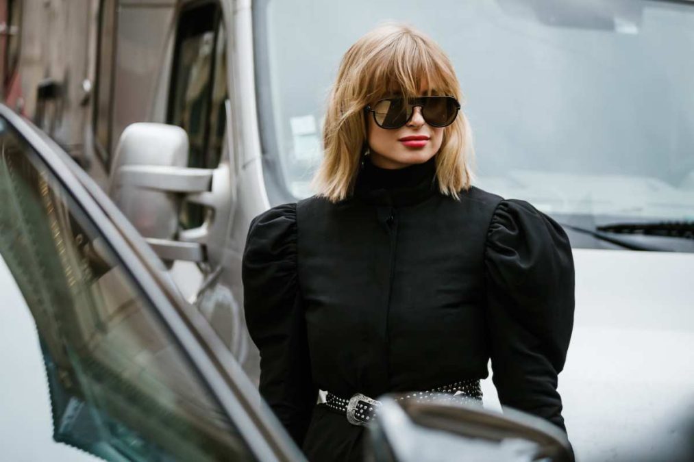 ακριβά looks γυναίκα με μαύρο φόρεμα και γυαλιά