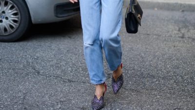 γυναίκα φοράει τζιν παντελόνι