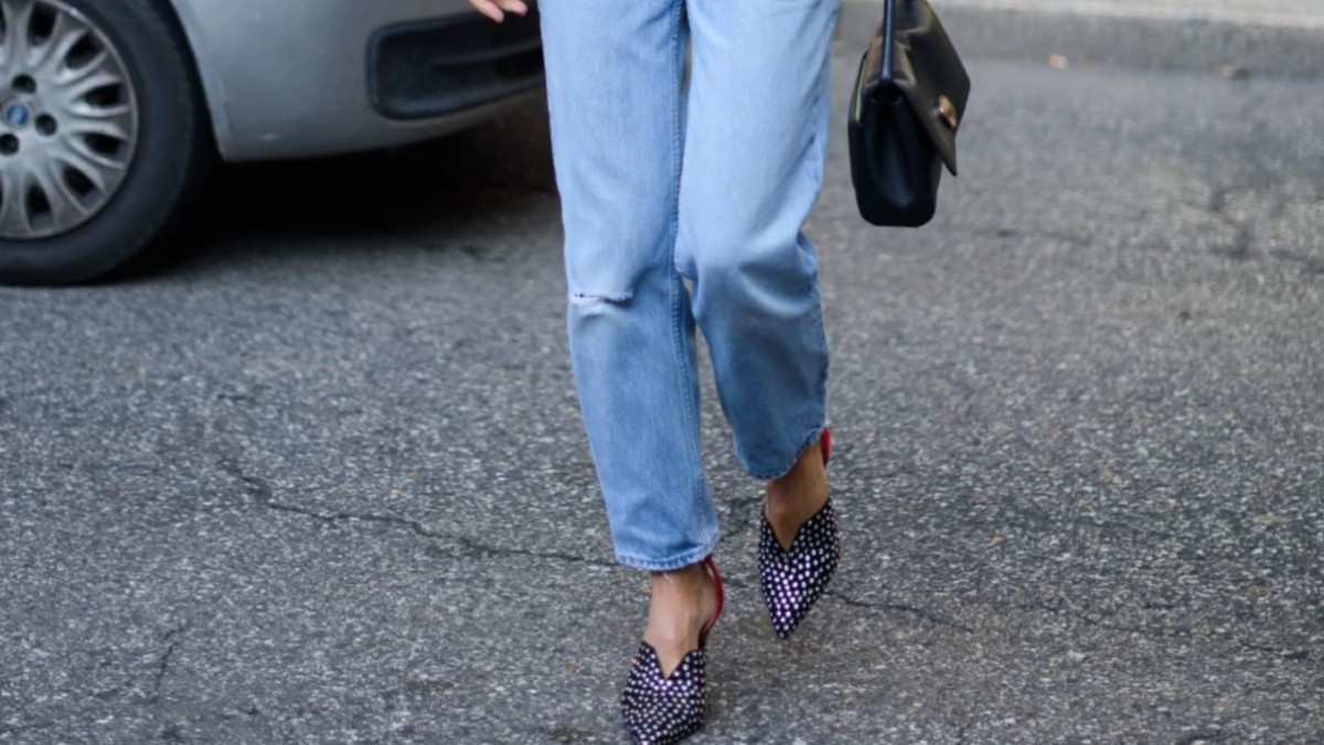 γυναίκα φοράει τζιν παντελόνι