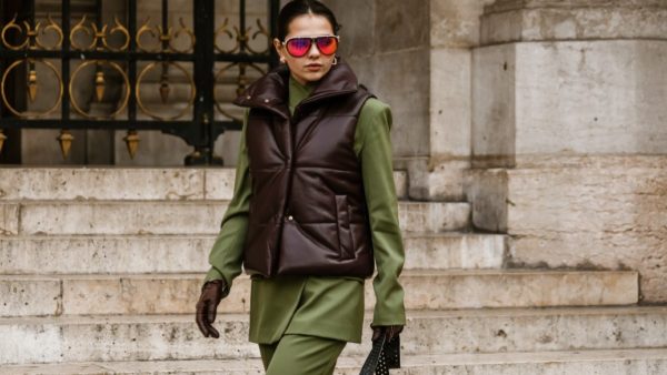 γυναίκα με φθινοπωρινά ρούχα