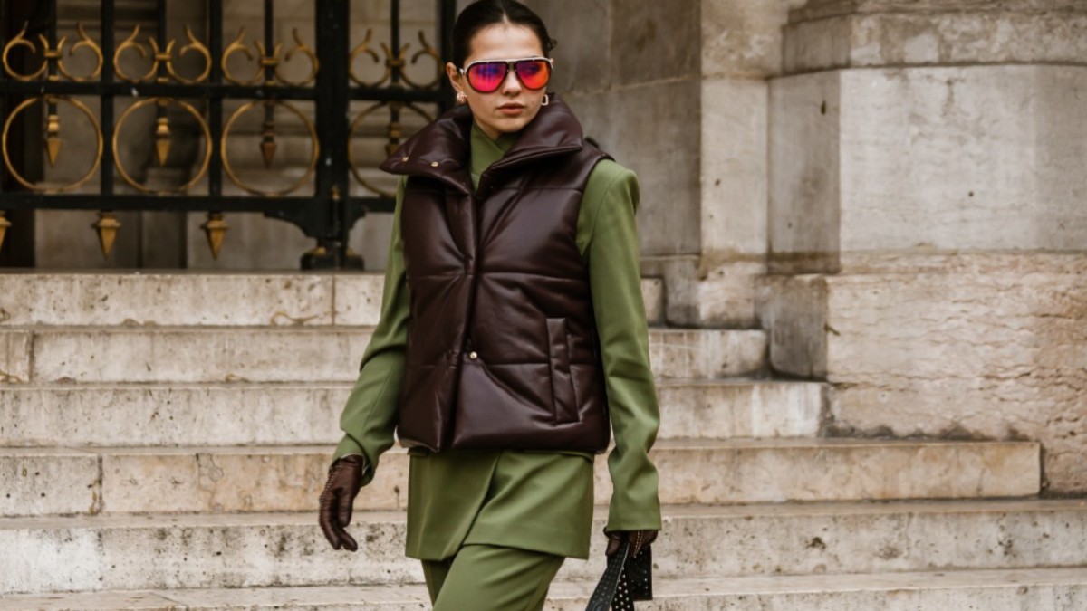 γυναίκα με φθινοπωρινά ρούχα