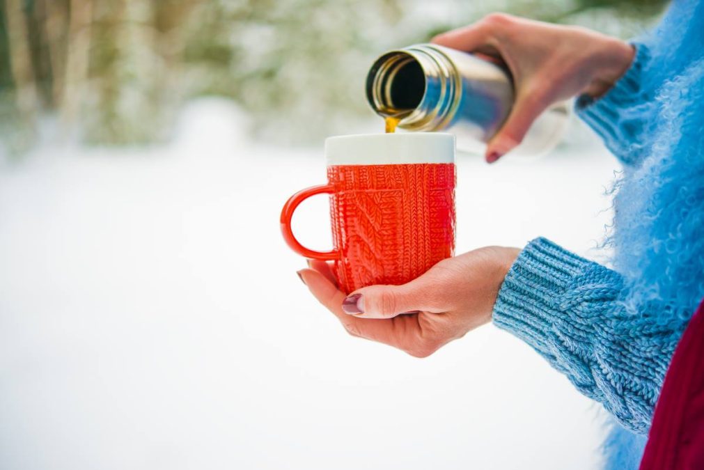 γυναίκα ρίχνει τσάι από θερμός