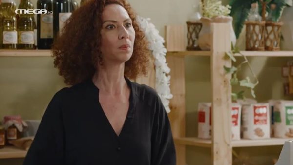 Η Γη της Ελιάς - Επεισόδιο - Φωτογραφία που δείχνει την Αρετή θυμωμένη