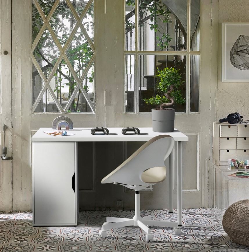 ΙΚΕΑ γραφείο λευκό σε εφηβικό δωμάτιο