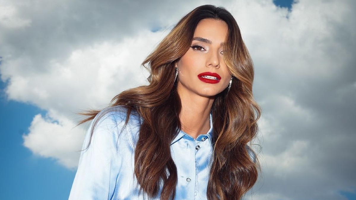 Ηλιάνα Παπαγεωργίου με γαλάζιο πουκάμισο