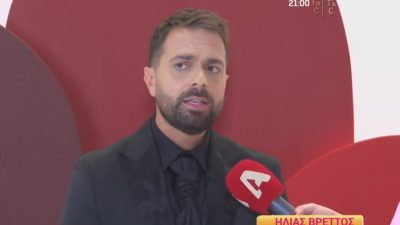 Ο Ηλίας Βρεττός σε φωτογράφιση για τα μπουζούκια